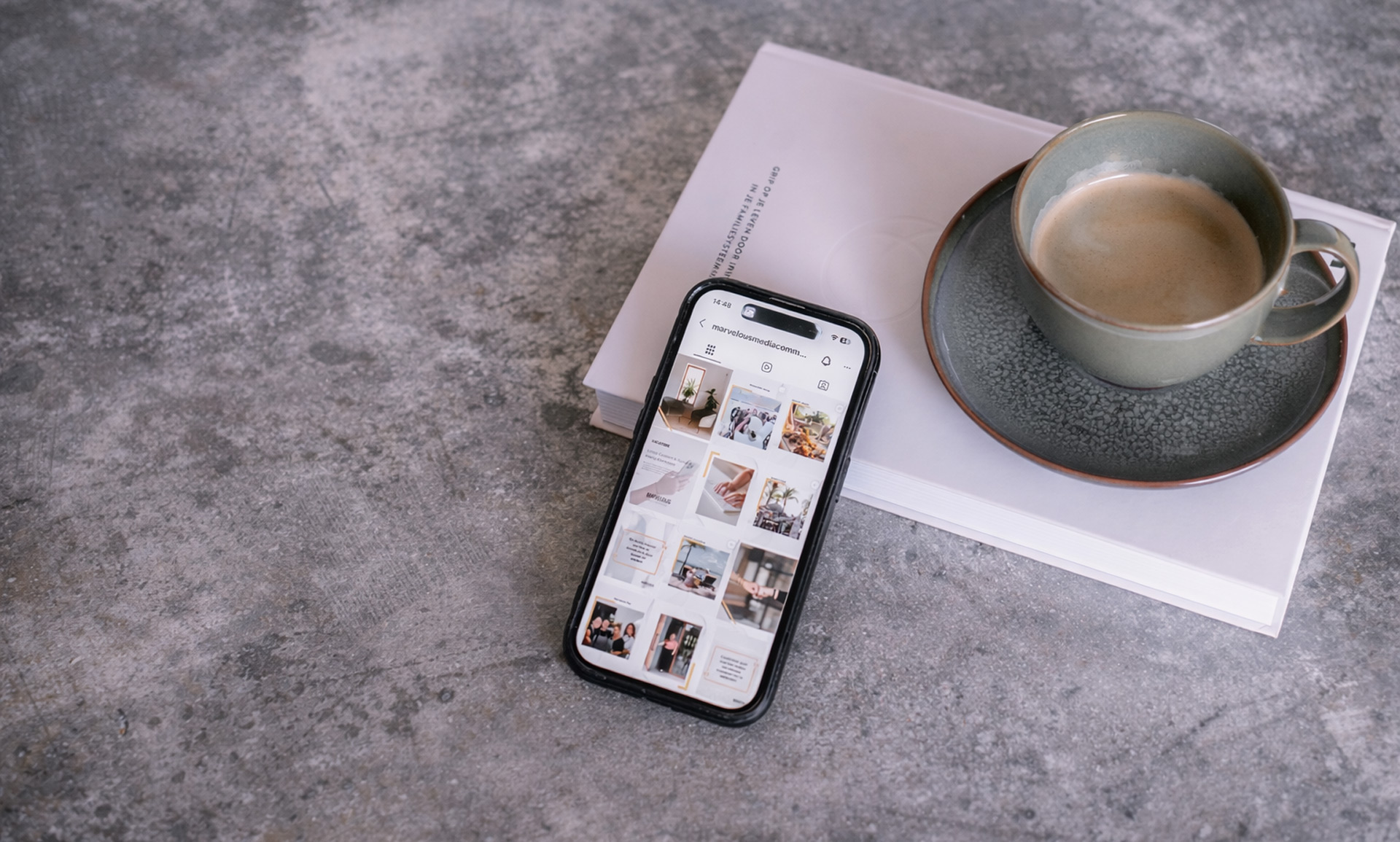 Smartphone en koffie op boeken